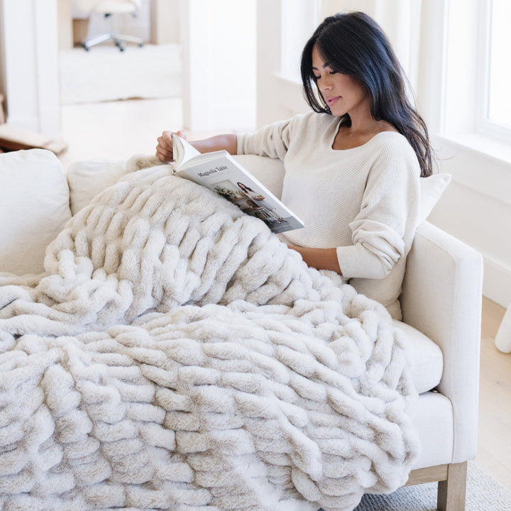 This Saranoni Double Ruched Faux Throw Blanket in Flax delivers dreamy warmth, making it an irresistible Baby boy blanket choice.