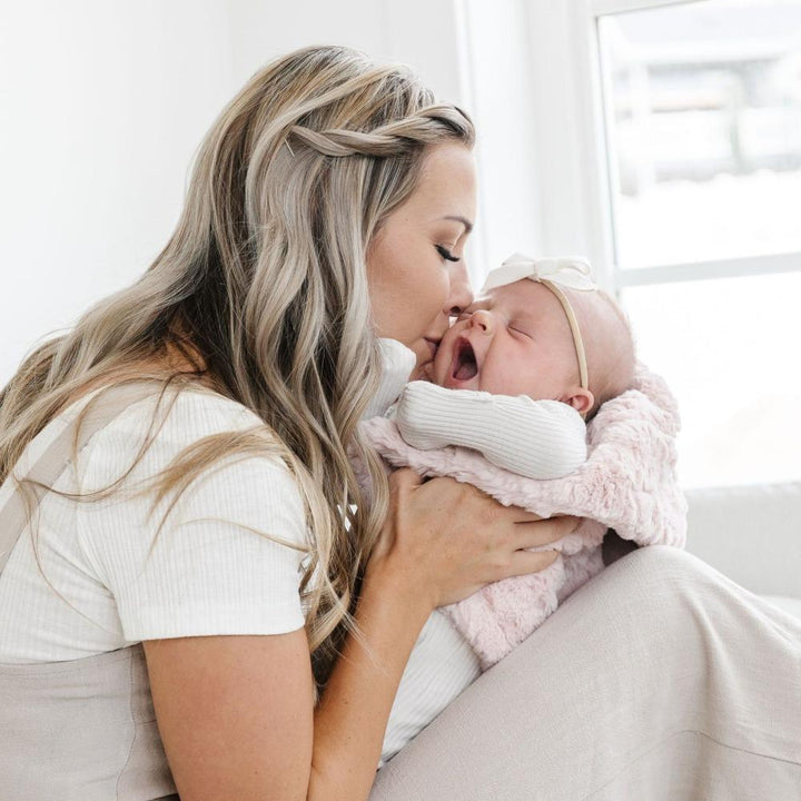 Saranoni Dream Mini Blanket in Blush feels ultra-smooth against delicate skin, a wonderful choice for soft baby blankets.