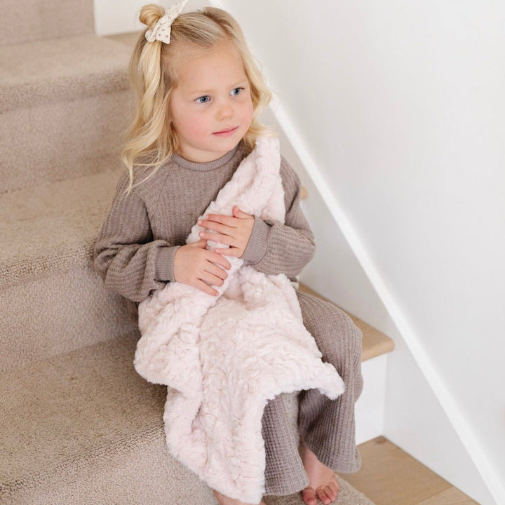Light, soft, and soothing, the Saranoni Dream Mini Blanket in Blush redefines comfort in baby blankets.