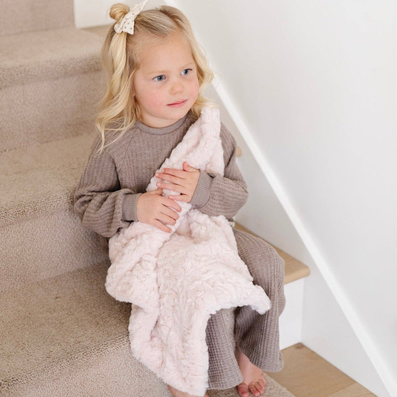Light, soft, and soothing, the Saranoni Dream Mini Blanket in Blush redefines comfort in baby blankets.