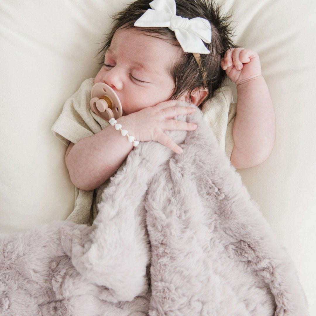 The Saranoni Dream Mini Blanket in Lilac brings soothing warmth and luxury, making it one of the best baby blankets.