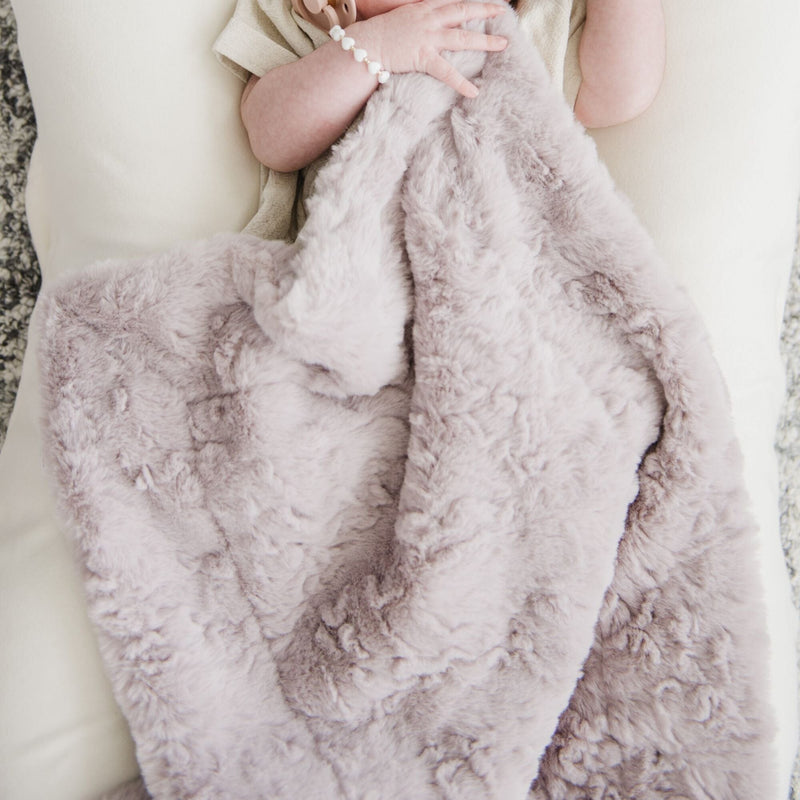 Wrap your baby in cloud-like comfort with the Saranoni Dream Mini Blanket in Lilac, the best baby blanket for snuggles.