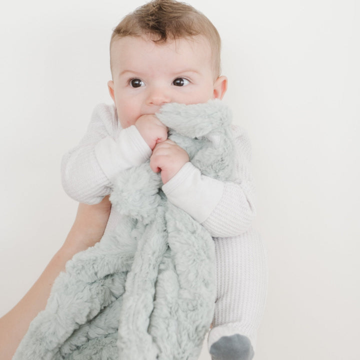Soft and stylish, the Saranoni Dream Mini Blanket in Sweet Mint makes every cuddle special for your baby boy blanket collection.