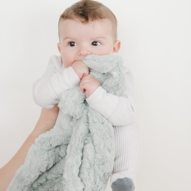 Soft and stylish, the Saranoni Dream Mini Blanket in Sweet Mint makes every cuddle special for your baby boy blanket collection.