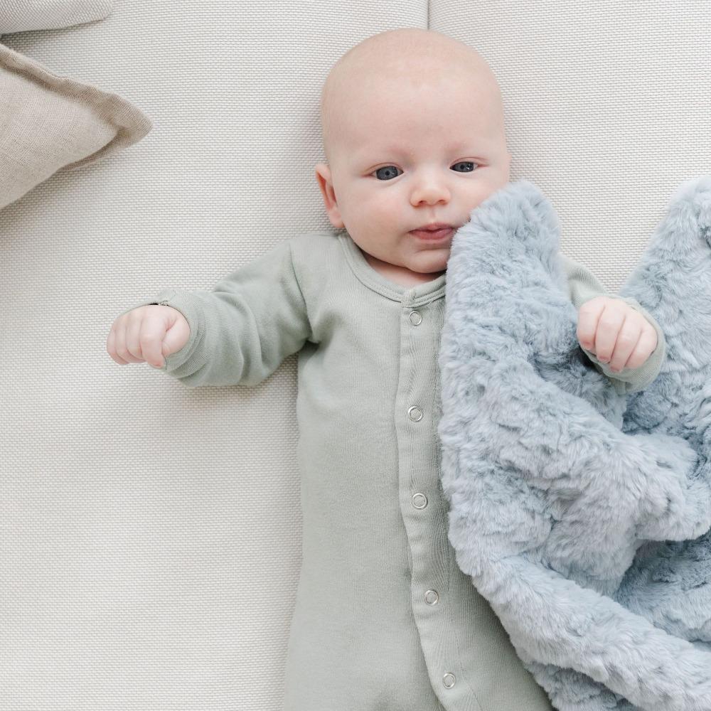 Luxuriously cozy, the Saranoni Dream Mini Blanket in Heather Blue makes snuggle time extra special for your baby blanket needs.