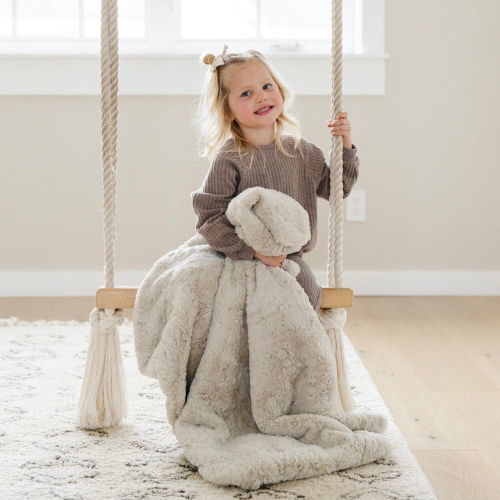 The Saranoni Dream Receiving Blanket in Oat brings unmatched coziness, wrapping newborns in the softest baby blanket imaginable.