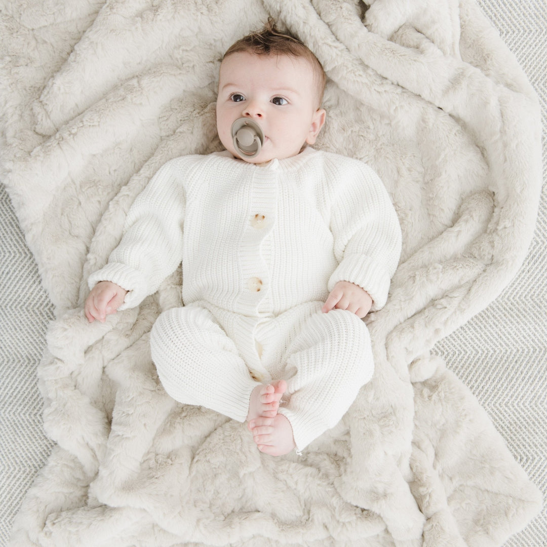 The Saranoni Dream Receiving Blanket in Oat pairs style and softness beautifully, loved as a baby girl blanket.