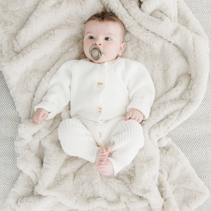 The Saranoni Dream Receiving Blanket in Oat pairs style and softness beautifully, loved as a baby girl blanket.