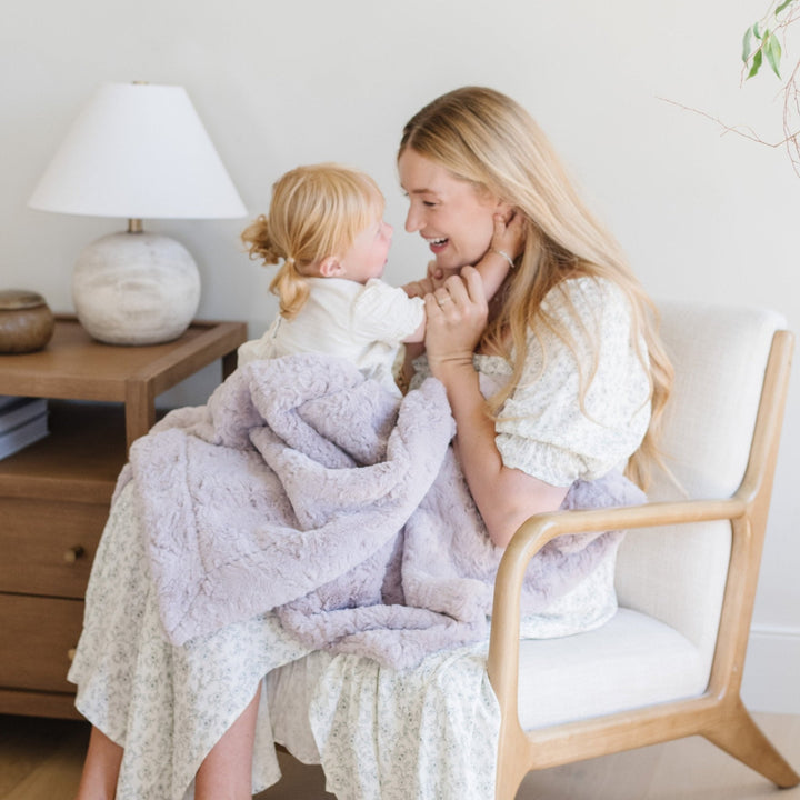 Cuddle your baby in warmth with the Saranoni Dream Receiving Blanket in Lilac, a plush favorite among receiving blankets.