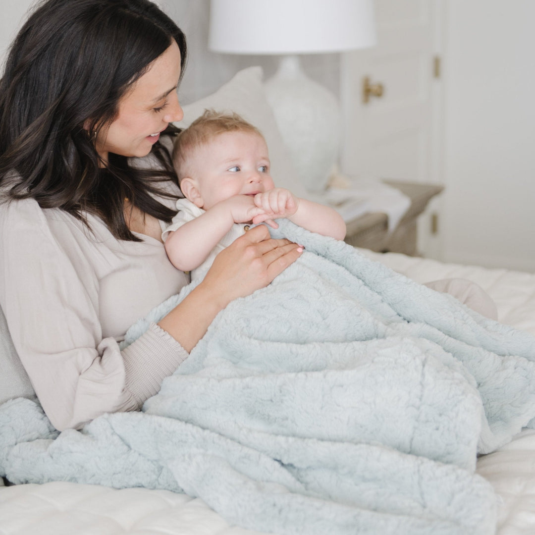 Designed for gentle warmth, the Saranoni Dream Receiving Blanket in Sweet Mint makes nap time extra cozy for your newborn.