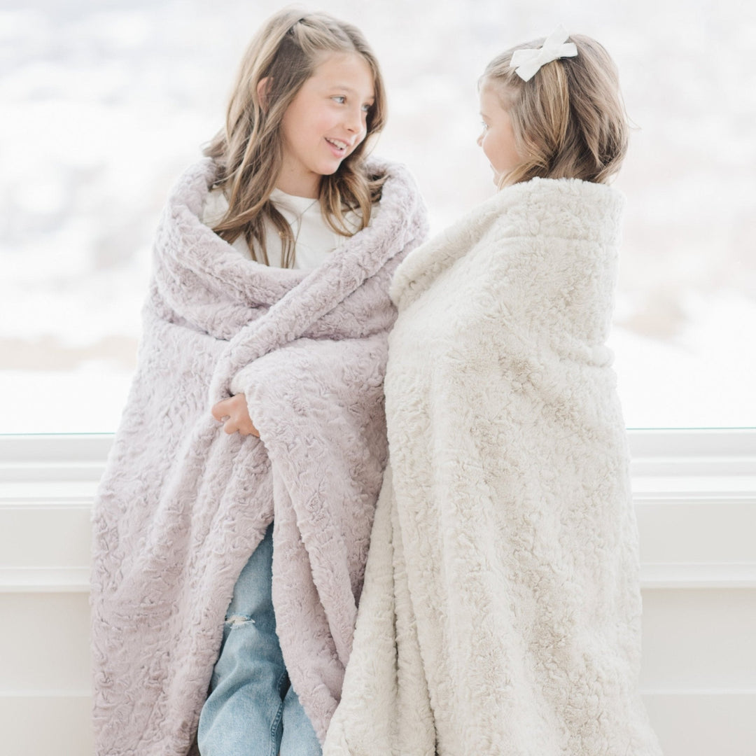 The Saranoni Dream Toddler Blanket in Lilac and Oat offers gentle warmth, perfect for peaceful sleep as a baby boy blanket.