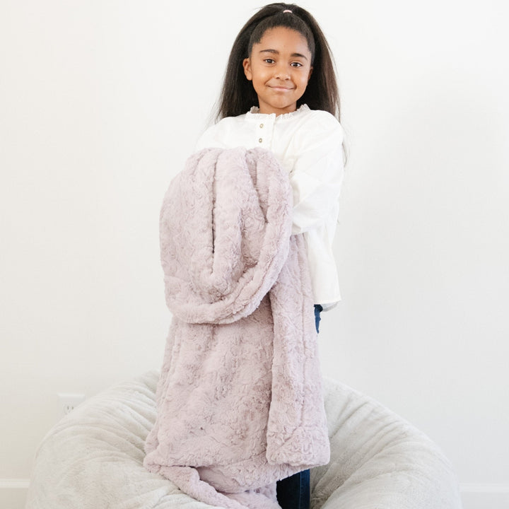 Saranoni Dream Toddler Blanket in Lilac delivers plush luxury, ideal for bedtime or naps as a toddler blanket.