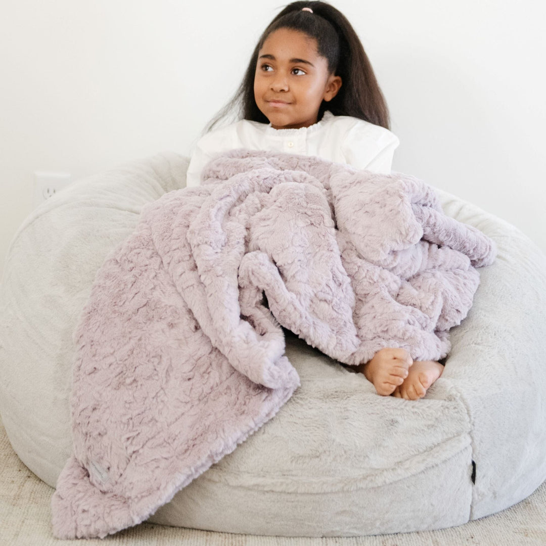 In Lilac, the Saranoni Dream Toddler Blanket offers warmth and comfort, a perfect soft baby blanket alternative.
