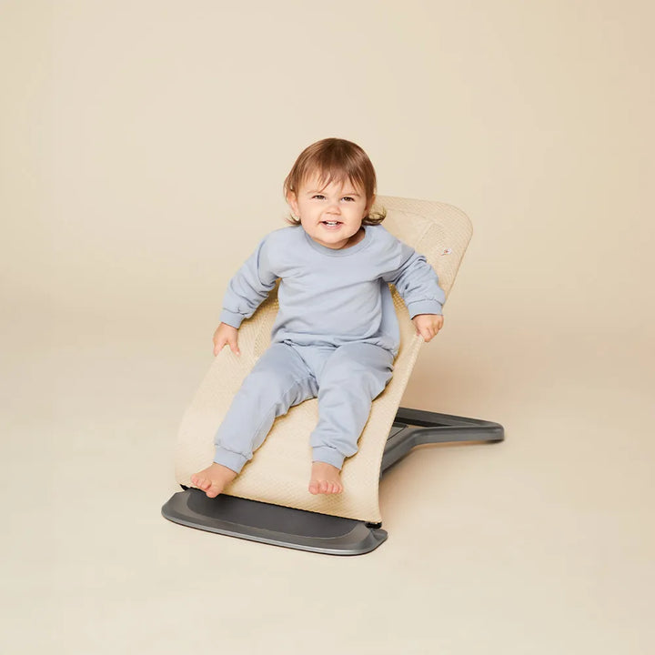 Lightweight and ergonomic, the Ergobaby Evolve Bouncer in Cream Mesh is a must-have baby bouncer jumper.