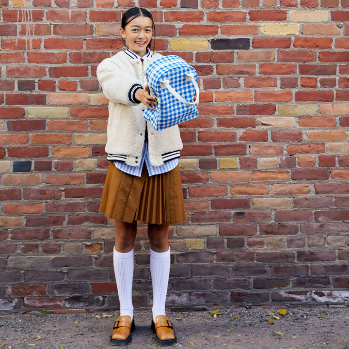 child holding zipper lunchbox