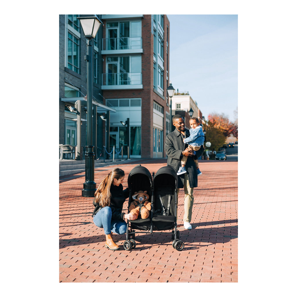 parents with siblings in uppababy glink double stroller