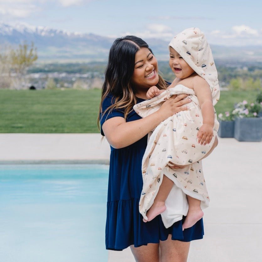 Toddlers stay dry with Saranoni Hooded Towels in Cars, a soft toddler towels essential.