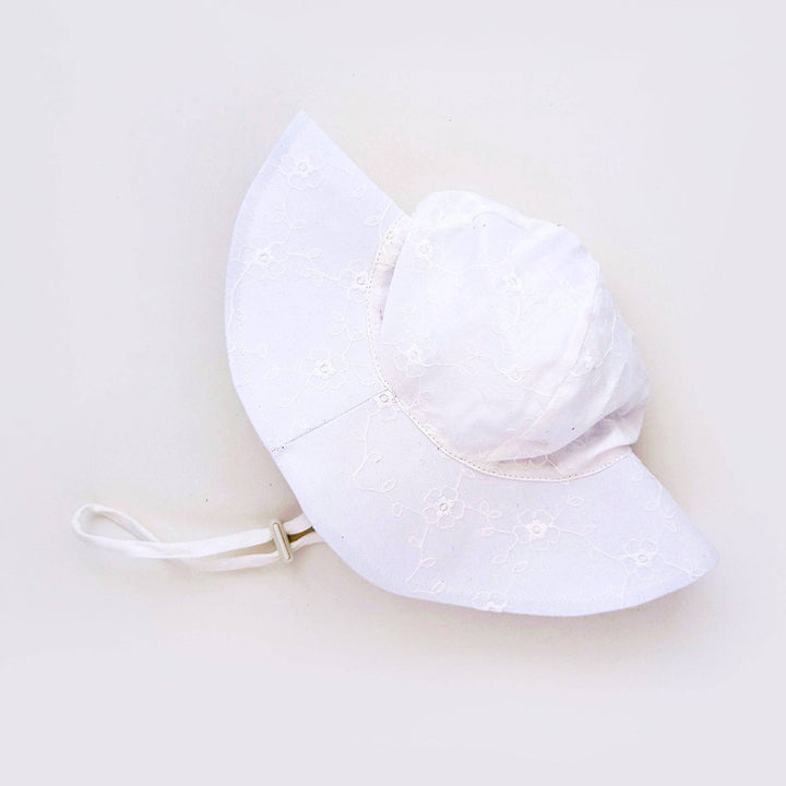 huggaluggs 50 upf white embordered flower patterned baby and todd;er sun hat 