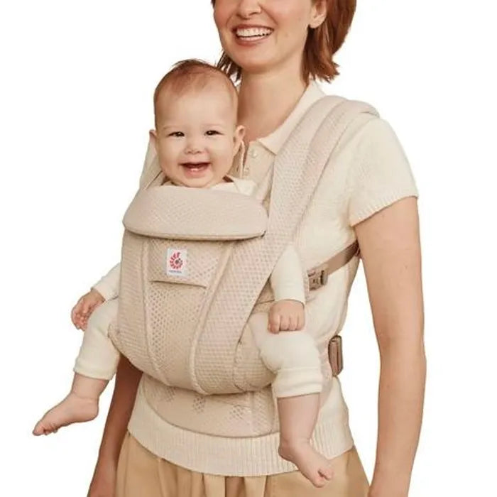 Engineered for comfort, the Ergobaby Omni Deluxe in Natural Beige is a reliable baby chest carrier with breathable fabric.