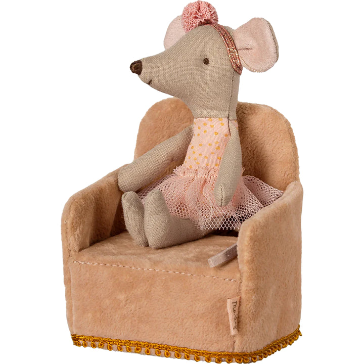 Ideal for cozy corners, the Maileg Mouse Folding Chair Powder color completes any Maileg mice dollhouse furniture scene.