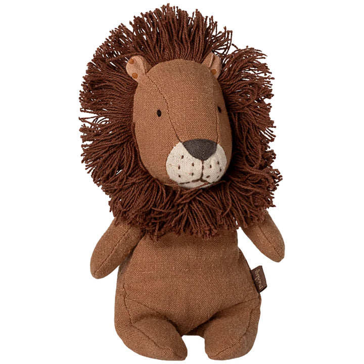 With a relaxed pose and soft textures, the Maileg Safari Friends Lion is a timeless choice among stuffed animals for gentle play