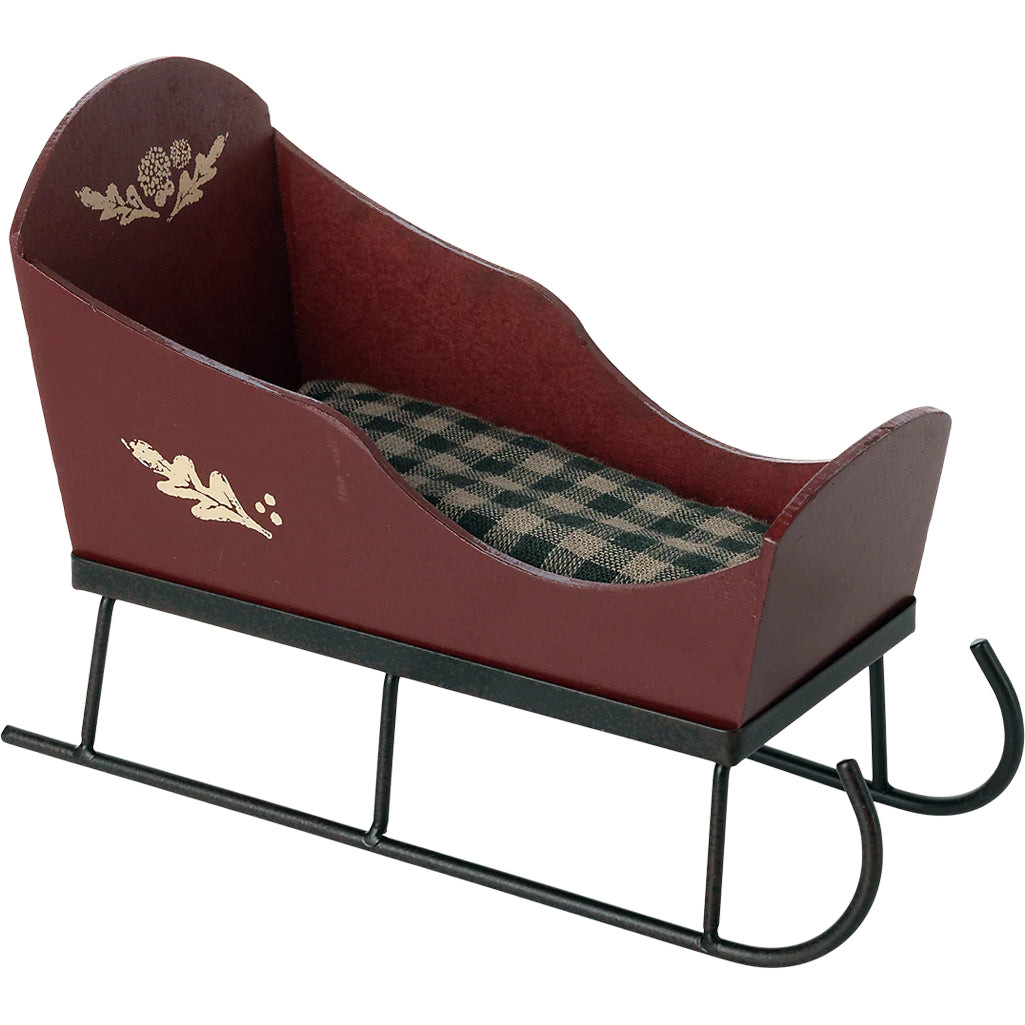 Tiny festive scenes come alive with the Maileg Miniature Sleigh for Maileg mouse setups.