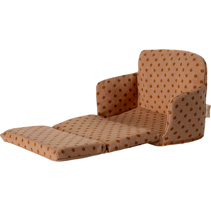 Set inside a Maileg dollhouse, the Maileg Mouse Sofa Bed adds charm and warmth to the space.
