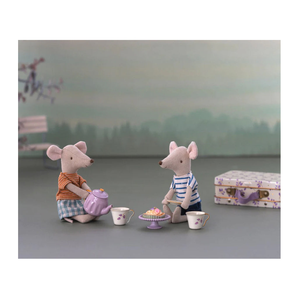 maileg mice enjoying tea