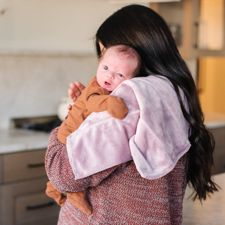 The Saranoni Minky Burp Cloths 3-Pack offers plush absorbency, making it an ideal Burp cloth.