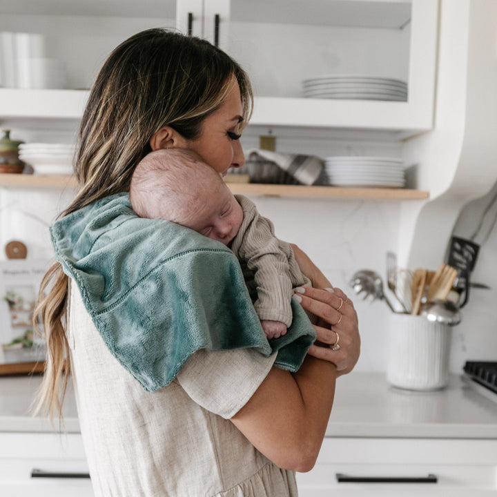 The Boy color pack Saranoni Minky Burp Cloths 3-Pack helps parents tackle daily feeding messes as plush Burping cloths.