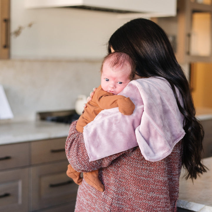The Girl color pack brings buttery comfort to the Saranoni Minky Burp Cloths 3-Pack, a premium Baby burp cloths essential.
