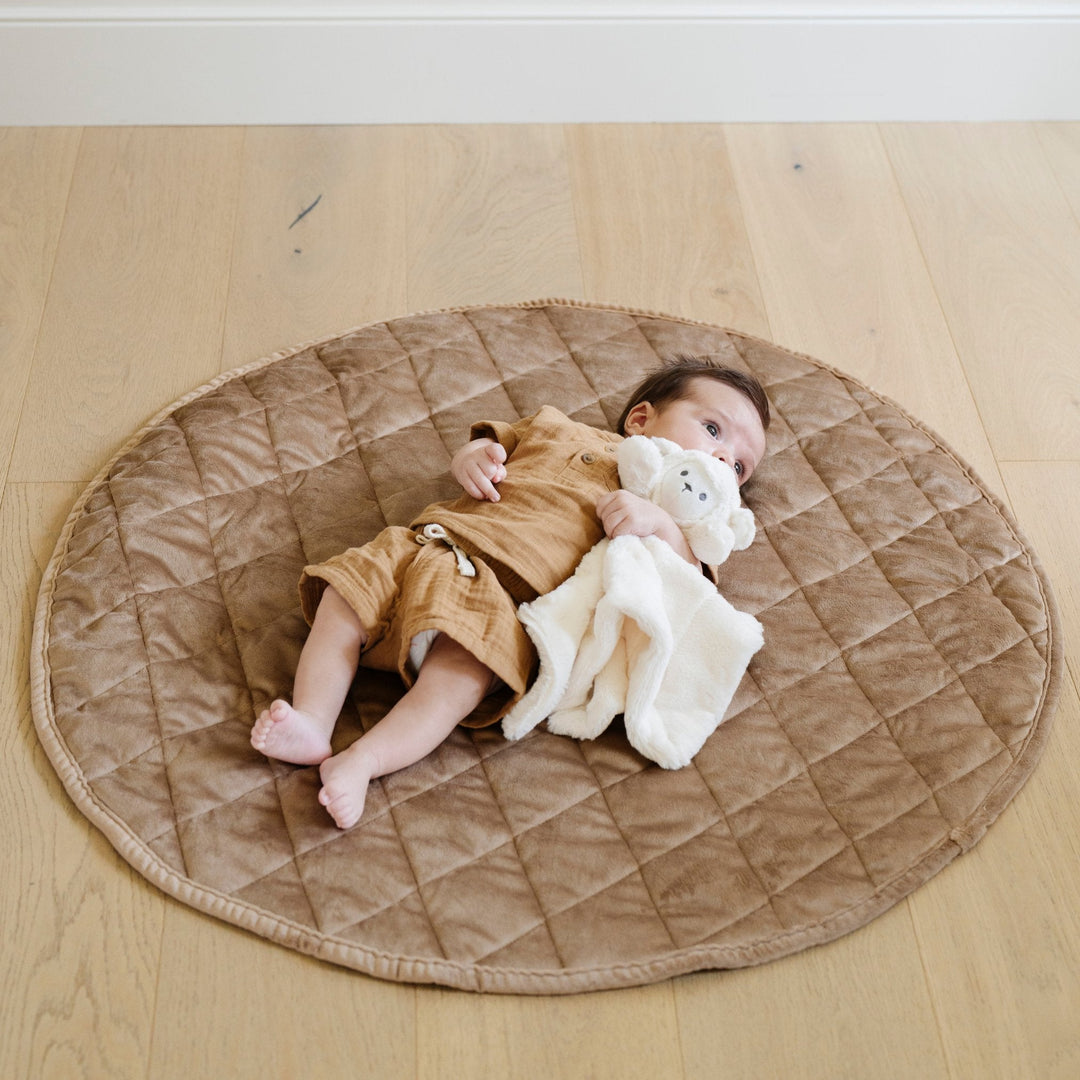 The Hazelnut Color brings a plush elevated feel to the Saranoni Minky Play Mat, ideal as an Infant play mat.