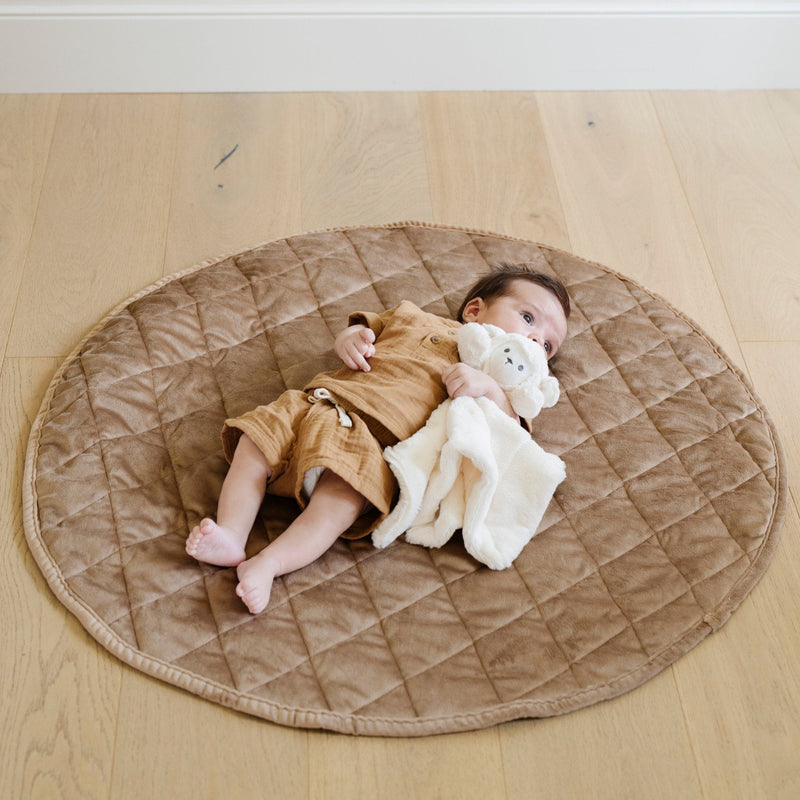 The Hazelnut Color brings a plush elevated feel to the Saranoni Minky Play Mat, ideal as an Infant play mat.