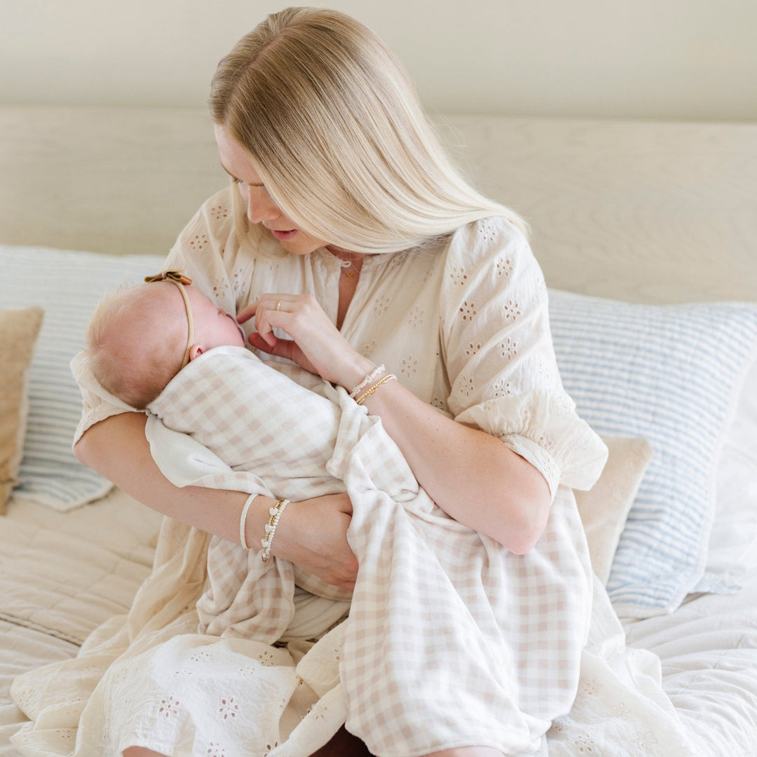 Saranoni Minky Stretch Luxe Swaddle/Blanket in Gingham feels dreamy soft and is ideal for soft baby blankets gifting.