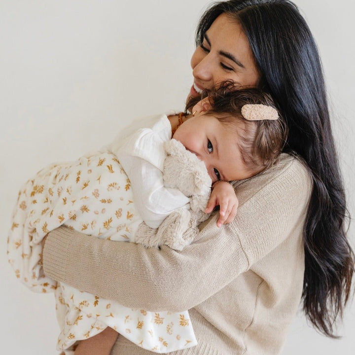 Soft, breathable, and elegant, the Saranoni Minky Stretch Receiving Blanket in Florals is an ideal baby receiving blanket.