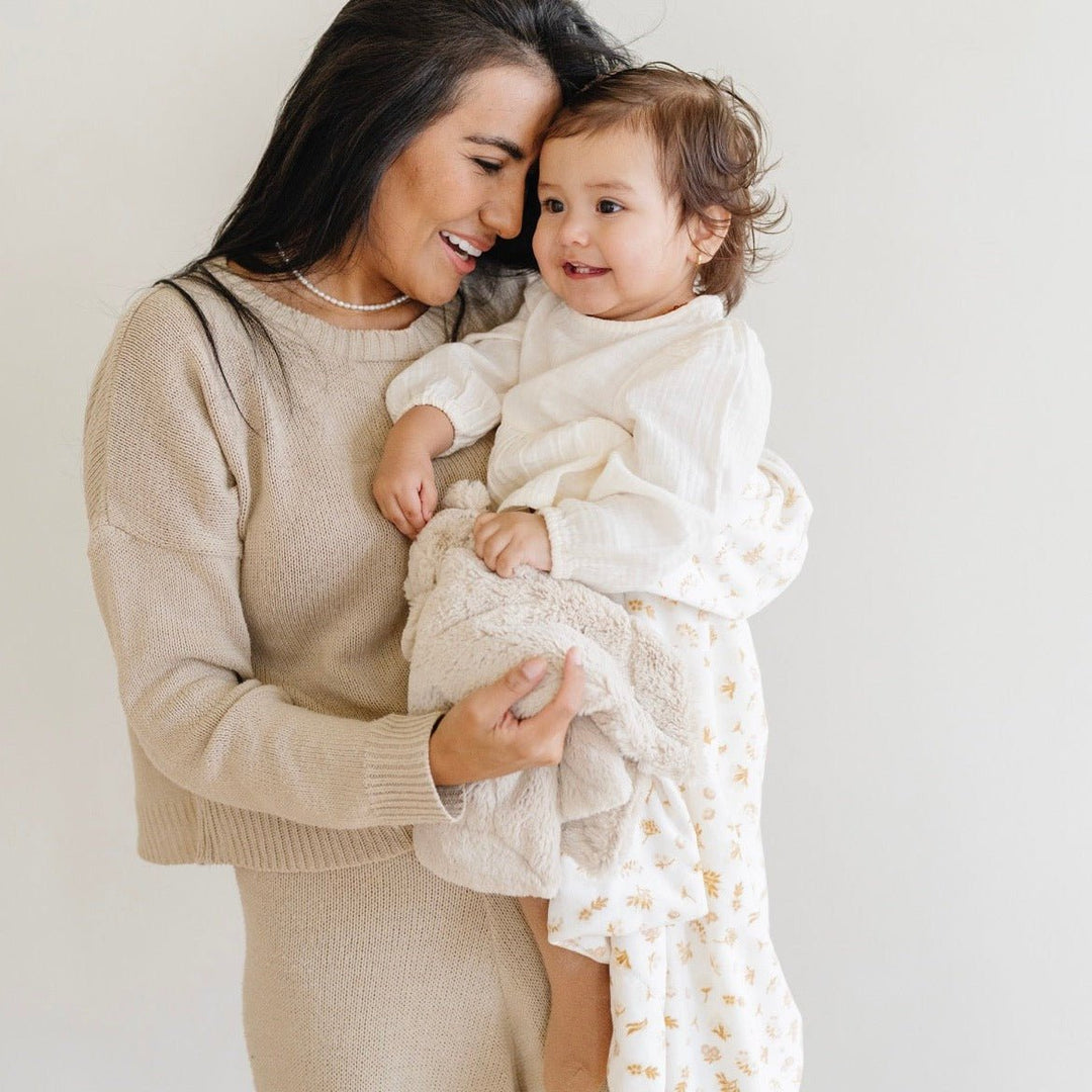 The Saranoni Minky Stretch Receiving Blanket in Florals delivers warmth and serenity Ñ truly the best baby blanket for every season.
