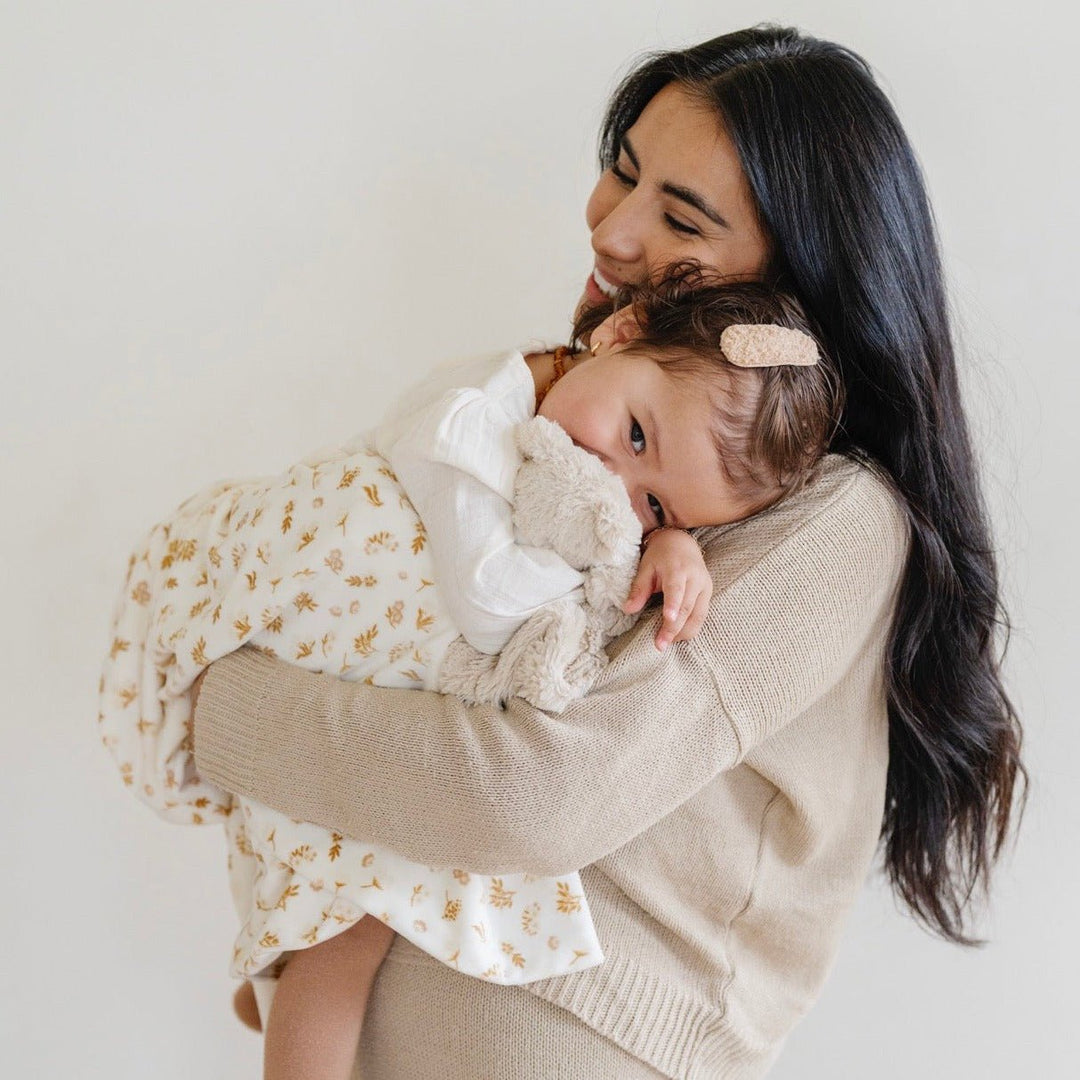 Cuddle your newborn in the Saranoni Minky Stretch Receiving Blanket in Florals, a cozy and breathable baby blanket.
