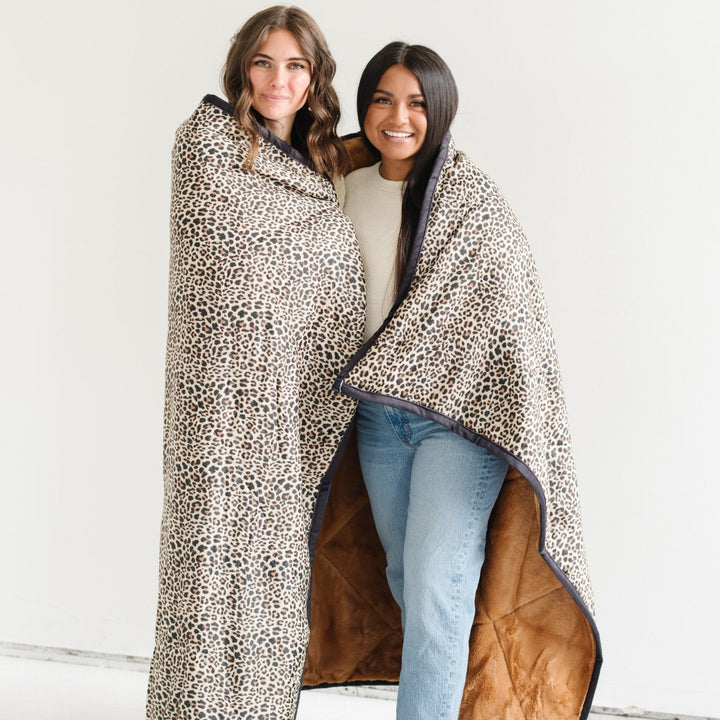 Cuddle your little one using Saranoni Outdoor Blanket in Leopard, a best baby blanket for travel.