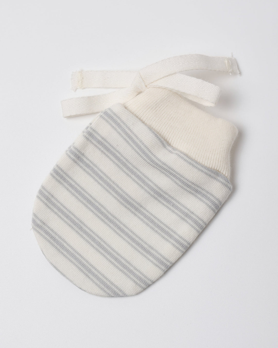 Cloud no scratch mittens detail, Quincy Mae set of 2 baby mittens