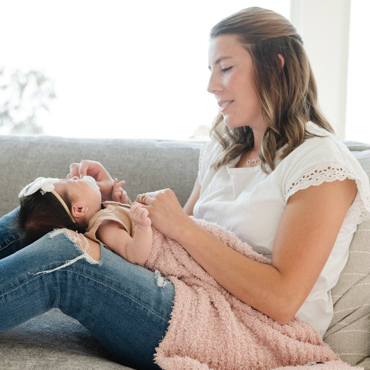 Saranoni Ribbed BAMBONI¨ Mini Blanket in Cameo surrounds little ones with pure comfort, a top pick among baby blankets.