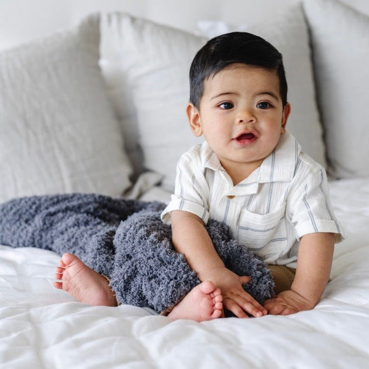 Saranoni Ribbed BAMBONI¨ Receiving Blanket in Charcoal pairs luxury softness with premium warmth for Baby blankets.