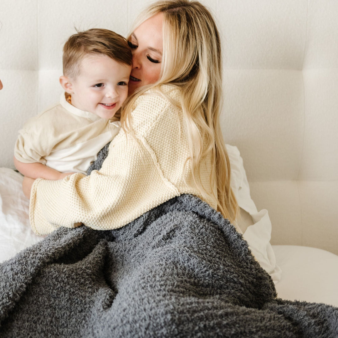 Keep toddlers warm with Saranoni Ribbed BAMBONI¨ Blanket Charcoal, a perfect toddler blanket.