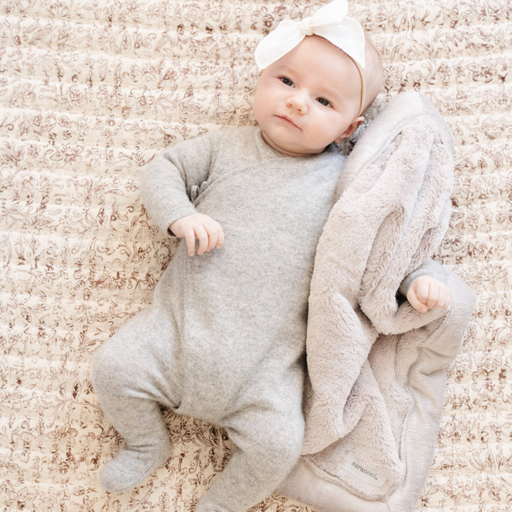 Feather brings marshmallow-level softness with the Saranoni Lush Mini Blanket, perfect for Soft baby blankets use.