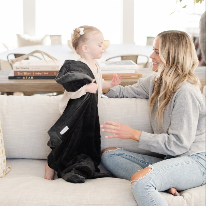 Cuddle your infant with Charcoal Saranoni Lush Receiving Blanket, ideal among baby receiving blankets.