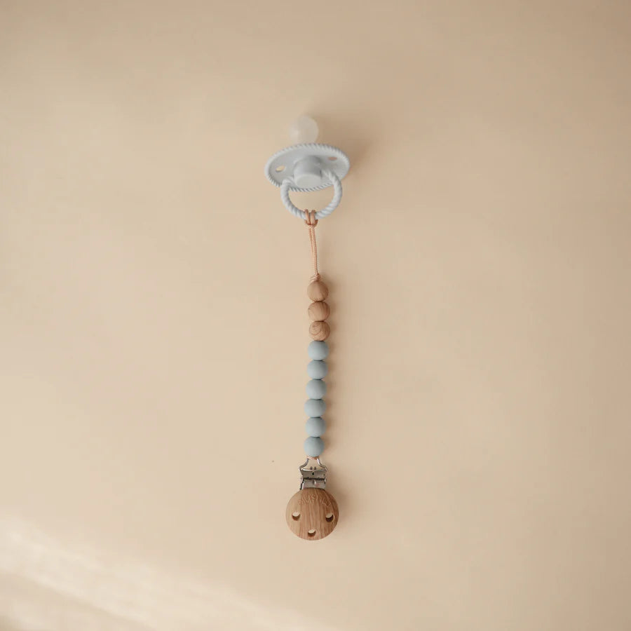 Mushie Eva pacifier baby clip in Cloud