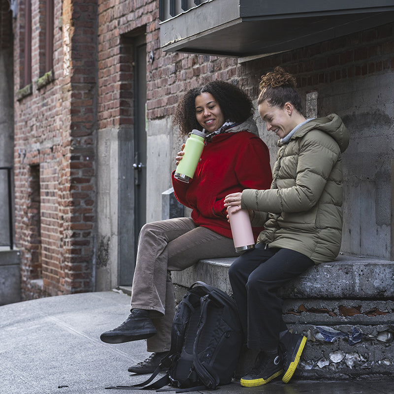 Winter city scene featuring Klean Kanteen 32oz TKWide with Twist Cap in Black, showcasing vacuum insulation and modern design