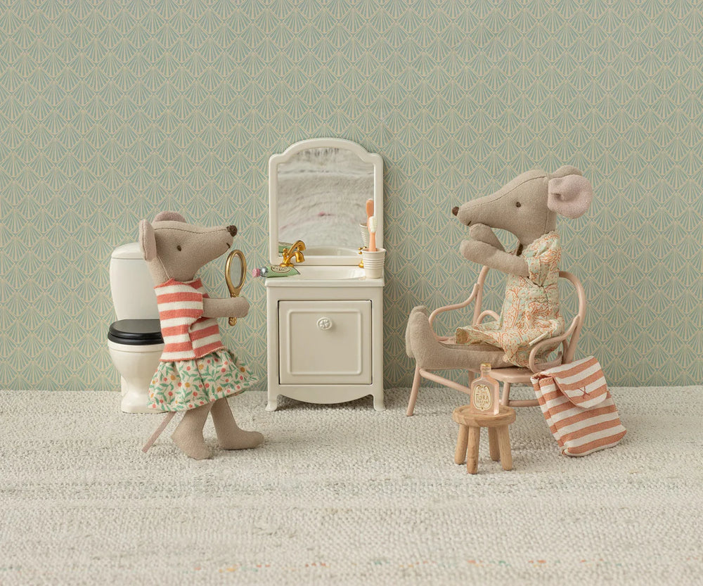 Maileg Tricycle Mouse Big Sister Green close-up – Maileg mouse doll face and green dress detail on wooden tricycle