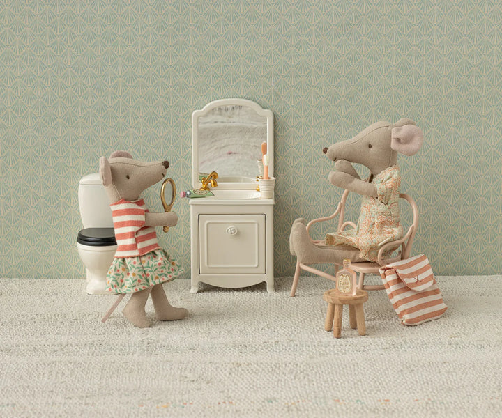 Maileg Tricycle Mouse Big Sister Green close-up – Maileg mouse doll face and green dress detail on wooden tricycle