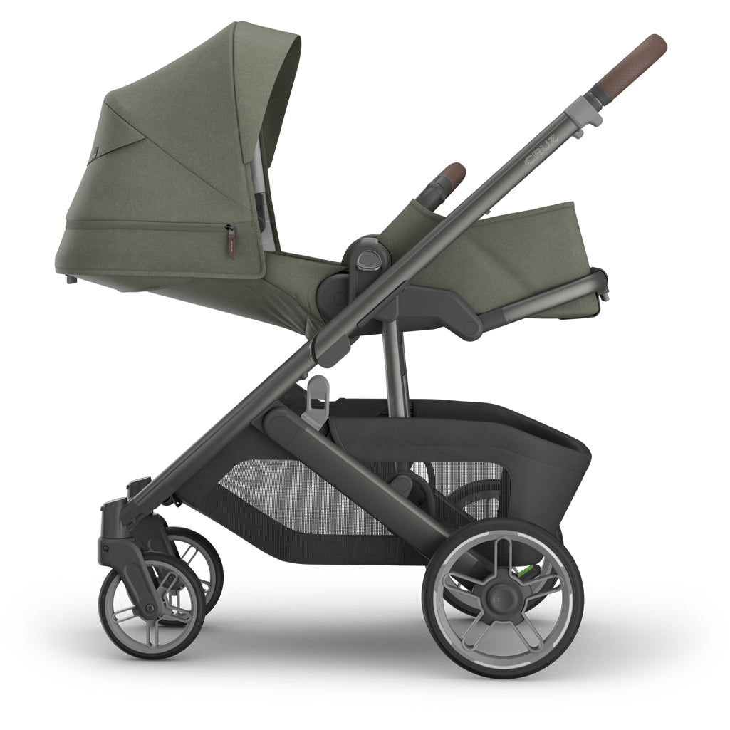 Side profile of uppababy Cruz V3 Stroller Evelyn, perfect stroller from newborn to toddler with modular seating