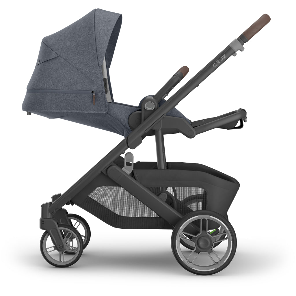 Peekaboo window view of Uppababy Cruz V3 Stroller Julian, great suspension and comfort for infant stroller use